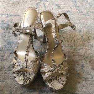 Limelight brand size 9 snakeskin look shoes